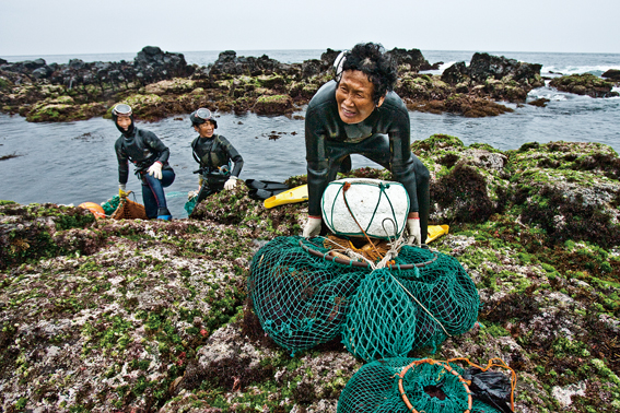 NHỮNG PHỤ NỮ GẮN ĐỜI MÌNH VỚI BIỂN ĐẢO JEJU